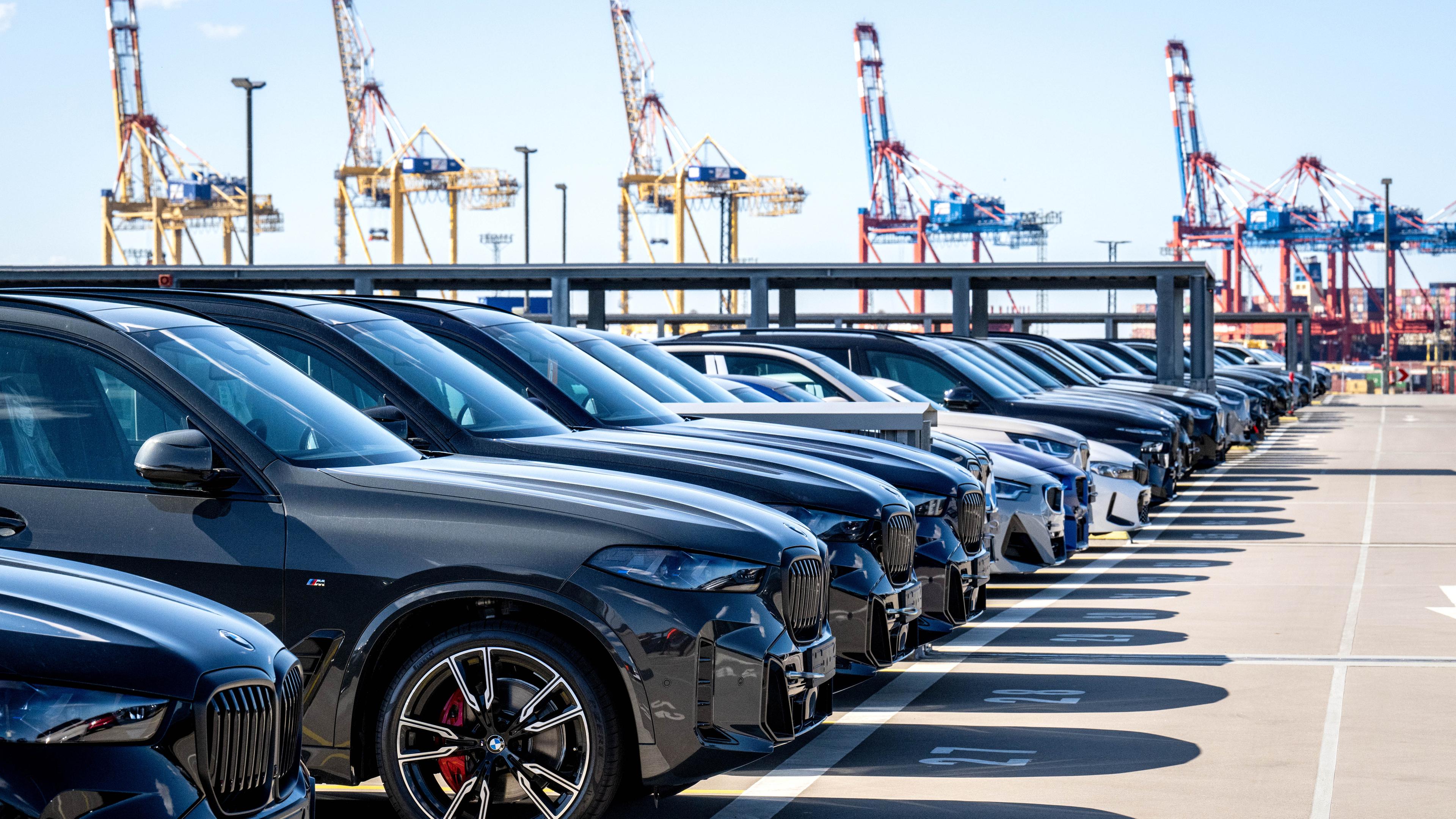 Archiv:  Autos werden im Hafen am BLG Autoterminal Bremerhaven auf Schiffe verladen. 