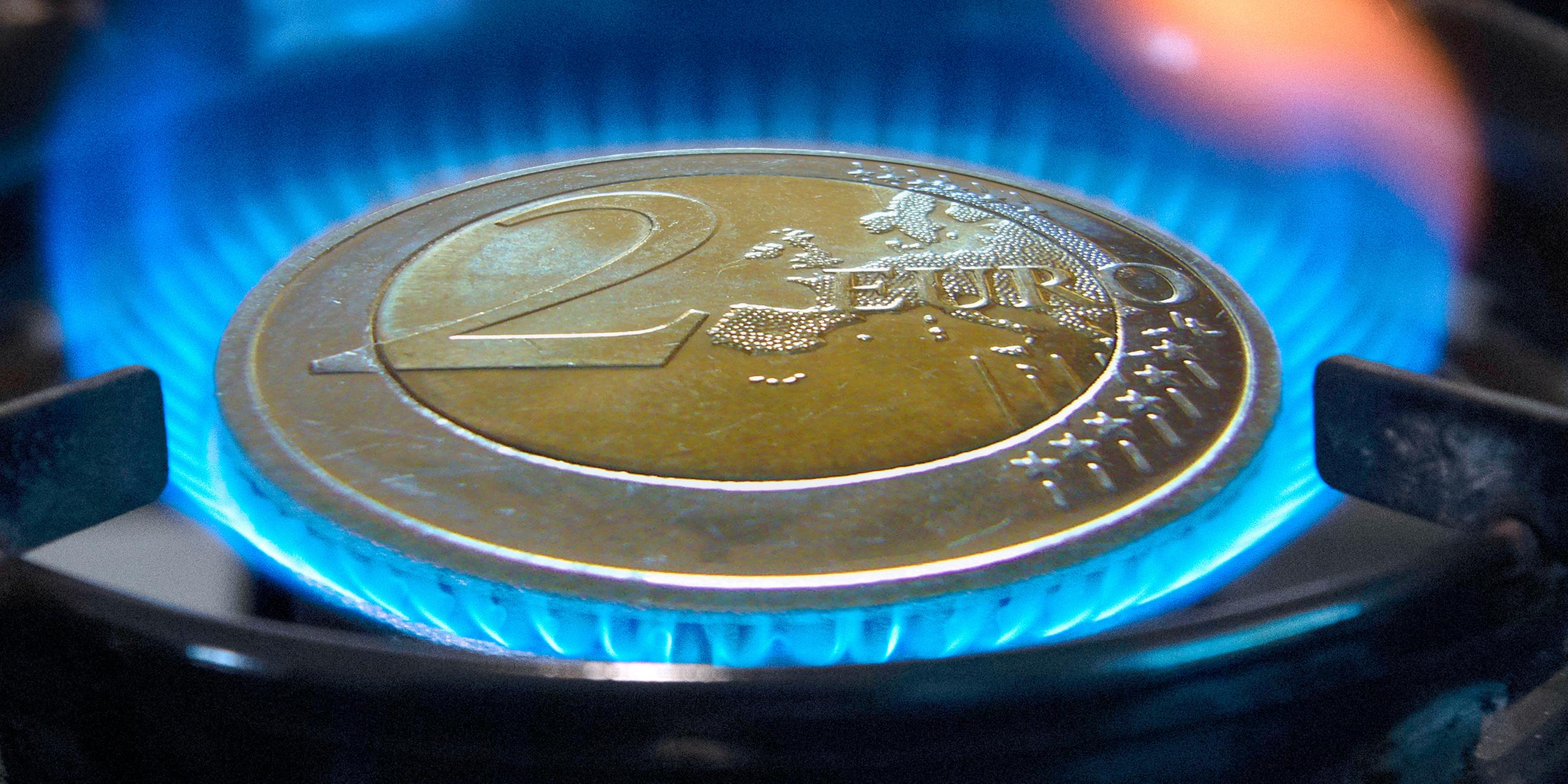 Euromünze auf Gasflamme